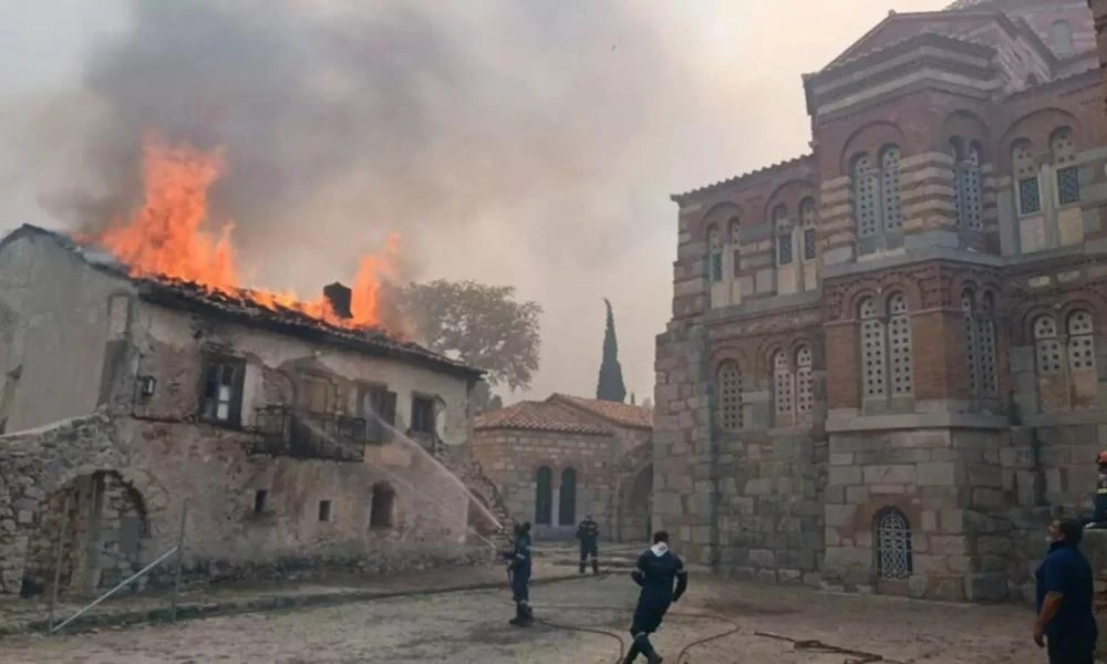 Φωτιά στη Βοιωτία: Η τιτάνια μάχη των πυροσβεστών για να μην καεί ολοσχερώς η Μονή του Οσίου Λουκά (σοκαριστικό βίντεο)